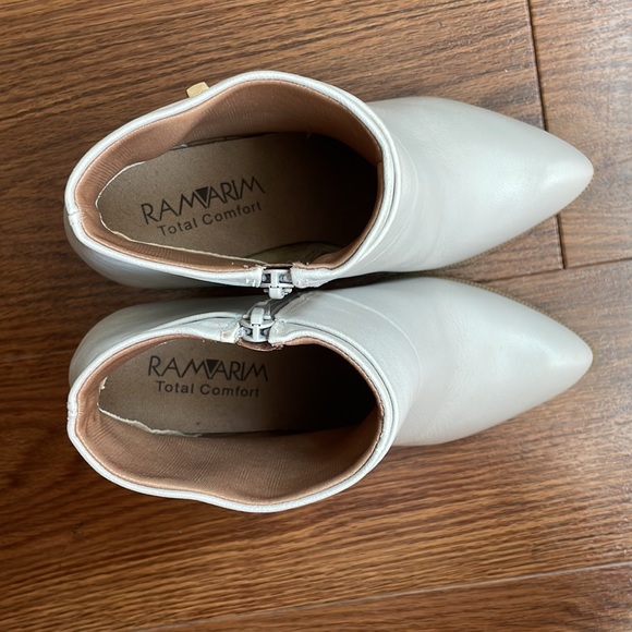 Cream Brazilian leather and gold, block heeled, booties in women’s size 5.5 - Picture 6 of 6